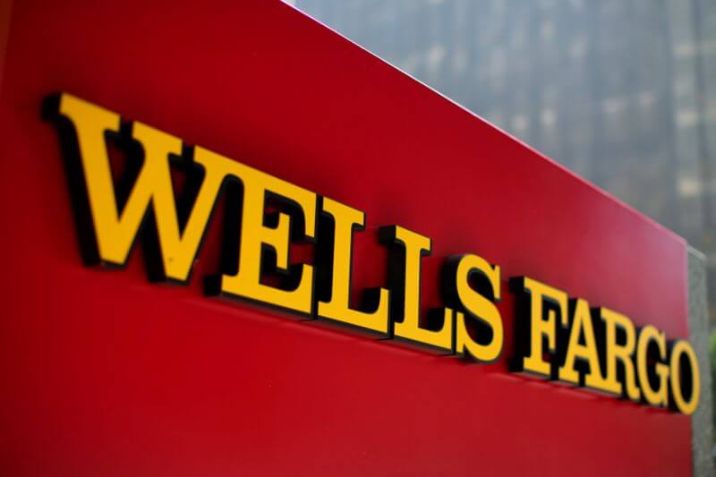 Charlie Munger urges regulators to ease off Wells Fargo, blasts bitcoin | Reuters